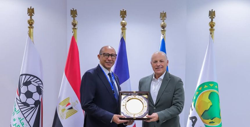 أبو ريدة يهدي رئيس اتحاد الكرة الفرنسي درع الجبلاية وقميص منتخب مصر