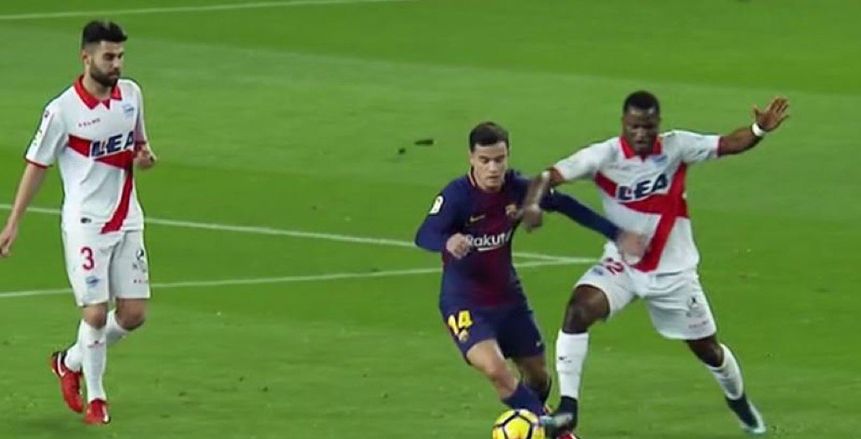 ألافيس يفاجئ برشلونة ويتقدم في الشوط الأول