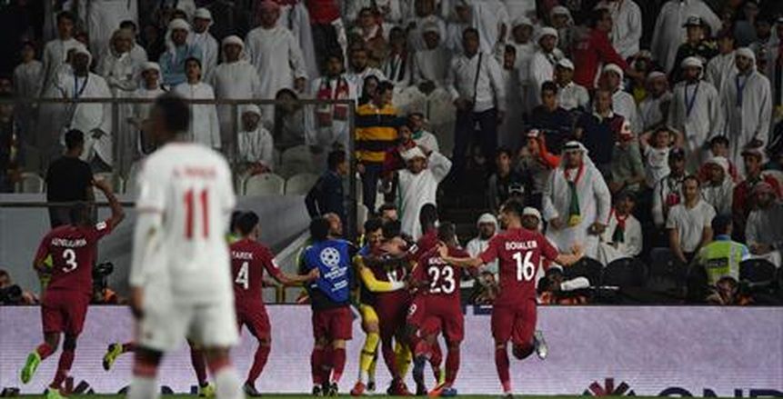بعد تأهل العنابي| بالفيديو.. جمهور الإمارات يضرب لاعبي قطر بـ«الشباشب»