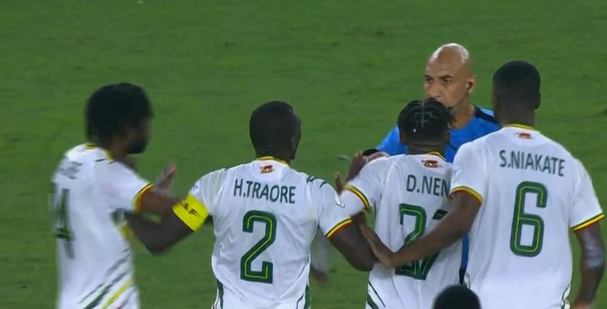 تحرك عاجل من كاف بعد الاعتداء على الحكم محمد عادل في مباراة كوت ديفوار ومالي