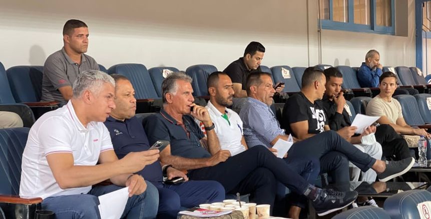 كيروش وجهاز المنتخب يتابعون مباراة بيراميدز وسموحة من ملعب السويس