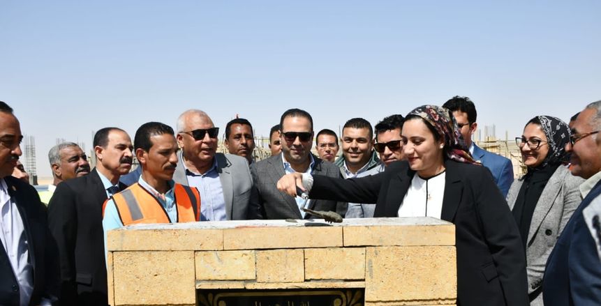 وزير الشباب والرياضة ومحافظ الوادي الجديد يضعان حجر الأساس لإنشاء مضمار الهجن والفروسية الدولي