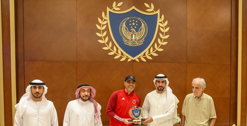 «بيبو» يوجه الشكر إلى مسؤولي نادي الشرطة بعجمان.. ويهديهم درع وعلم الأهلي