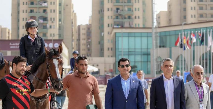 وزير الرياضة يسلّم جوائز المراكز الأولى ببطولة وادي الفروسية الدولية