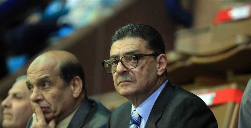 من المدرجات | محمود طاهر يؤازر لاعبي الأهلي أمام الجيش في افتتاحية الدوري