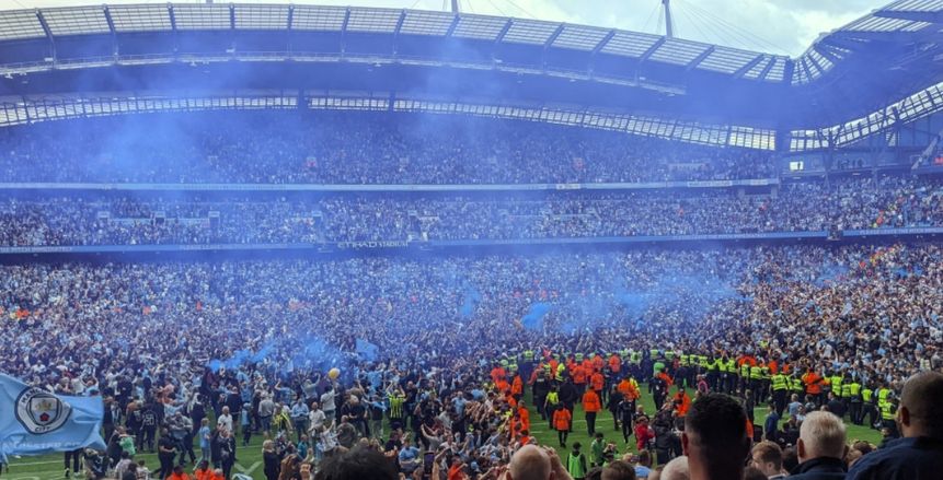 جماهير السيتي تقتحم ملعب الاتحاد وتحطم المرمى احتفالا بلقب الدوري