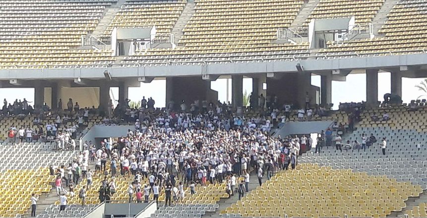 توزيع أفراد من الإسعافات الأولية في مدرجات مباراة الزمالك وصن داونز