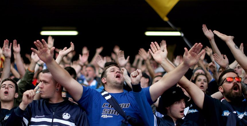ليفربول يسخر من مشجع هوفنهايم يغسل أسنانه قبل اللقاء