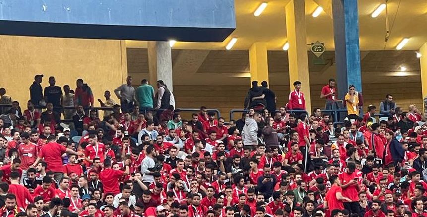 جماهير الأهلي تتناول وجبة الإفطار في المدرجات قبل صدام بيراميدز «صور»