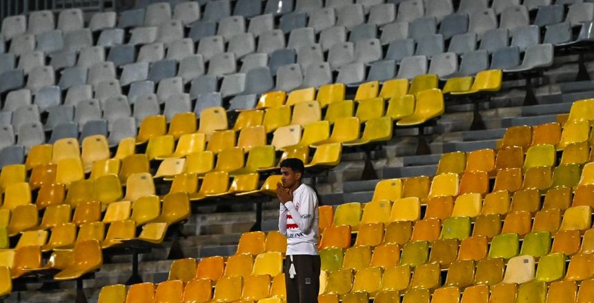 سيظل وفيا.. مشجع وحيد يدعم الزمالك أمام المصري في ملعب برج العرب