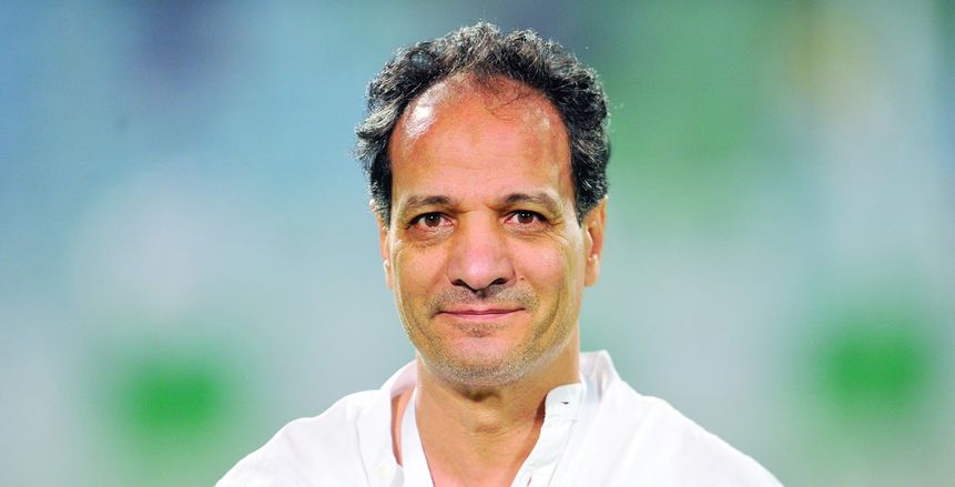 سقوط شريف الخشاب مدرب النصر بشكل مفاجئ أثناء لقاء فريقه مع الشرقية