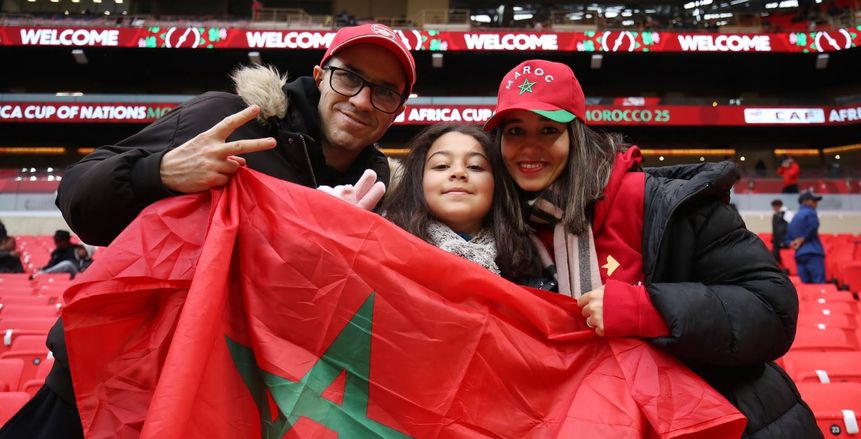 «أفراح المغاربة بدأت».. جماهير «أسود الأطلس» تشعل المدرجات في افتتاحية «الكان»