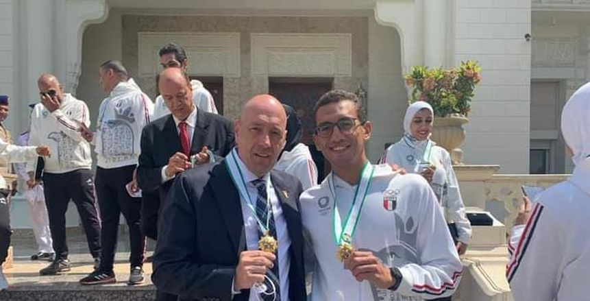 الجندي يهدي السيسي قميص «فضية الأولمبياد».. وموقف إنساني من الرئيس