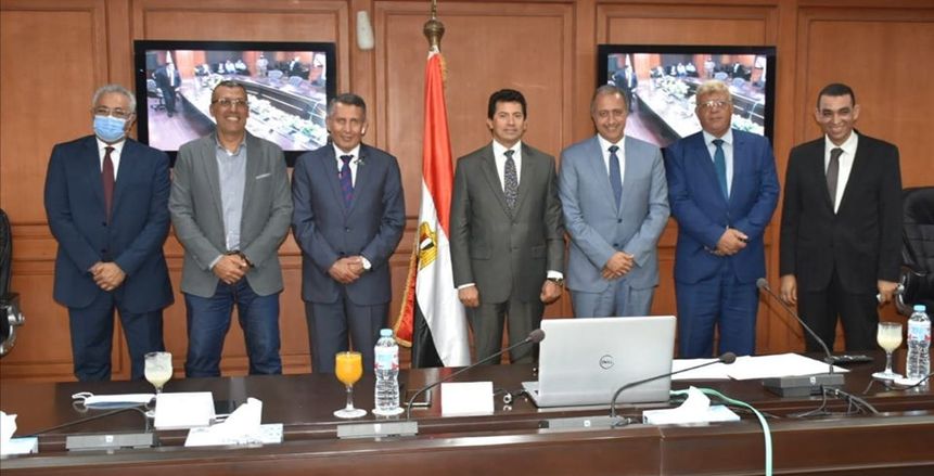 "الشباب والرياضة" توقع برتوكول تعاون مع شركة النجيل الصناعي الألمانية