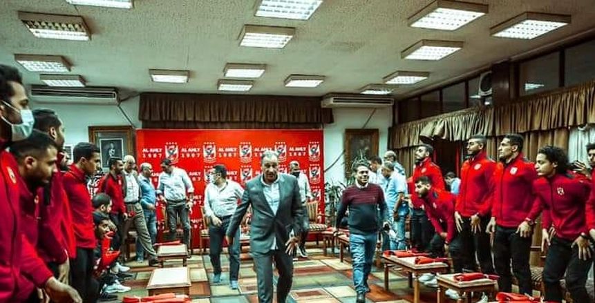 الخطيب يكرم فريق رجال كرة اليد بالأهلي بعد حصد لقب كأس مصر «صور»