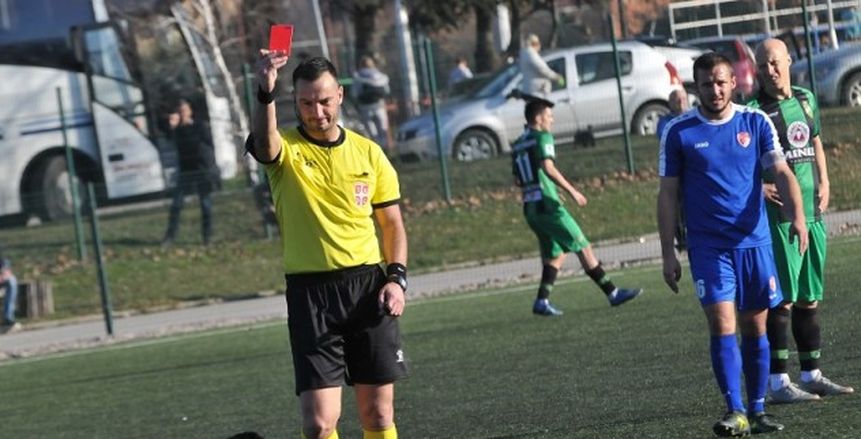 بطاقة حمراء لـ«كلب» اقتحم مباراة في الدوري الصربي