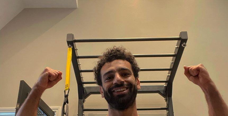 محمد صلاح يستعرض عضلات بطنه في صورة جديدة