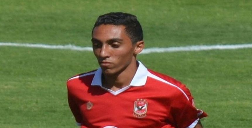 لاعب الأهلي السابق يفجر أزمة في السودان