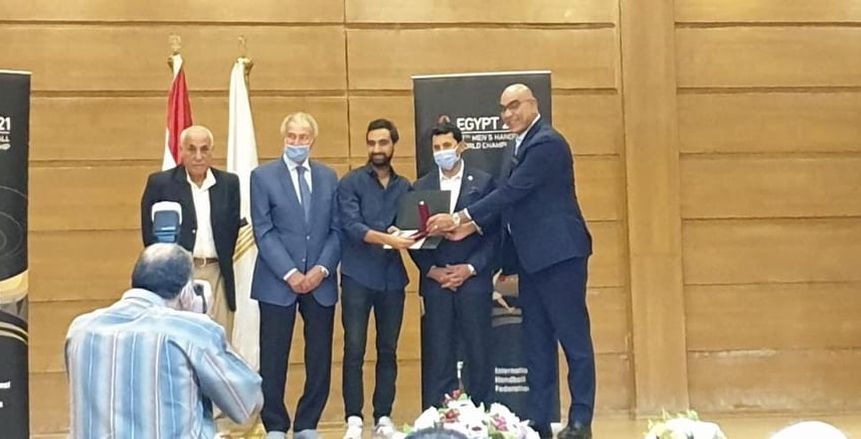 وزير  الرياضة يكرم مدير التسويق على جهوده في حفل مونديال اليد