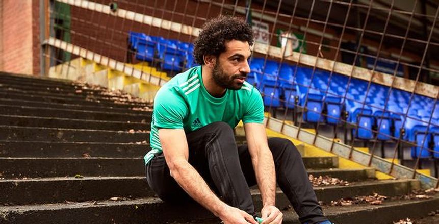«صلاح» يظهر بحذاء «ميسى» أمام السيتى.. ويداعب أطفال إنجلترا بفيديو خاص