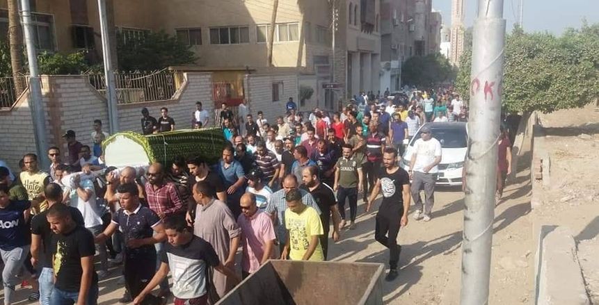 بالصور.. الآلاف من أهالي أبوصوير يشيعون جثمان والد حسني عبد ربه