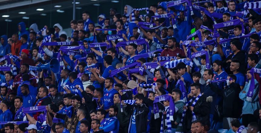 جماهير الهلال السعودي تحتفل أمام النادي بعد التأهل لنهائي كأس العالم
