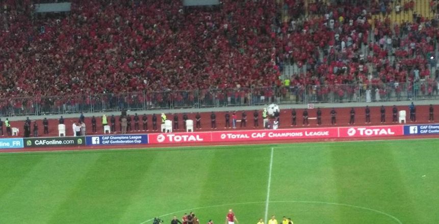 لاعبو الاهلي يحتفلون بالدوري مع الجماهير بعد لقاء الوداد