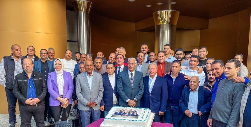 موظفو اتحاد الكرة يكرمون مجلس الإدارة برئاسة جمال علام «صور»