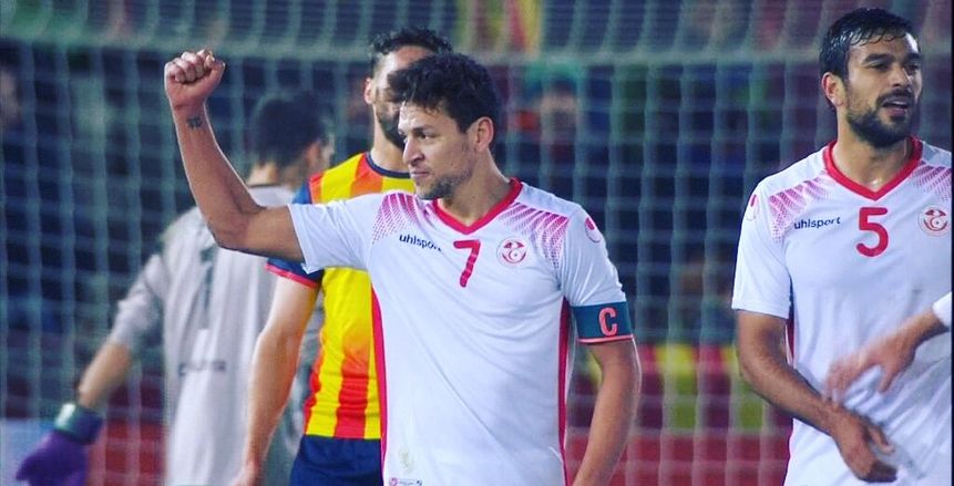 بالصورة| المساكني يحصل على جائزة أفضل لاعب في مباراة تونس والجزائر