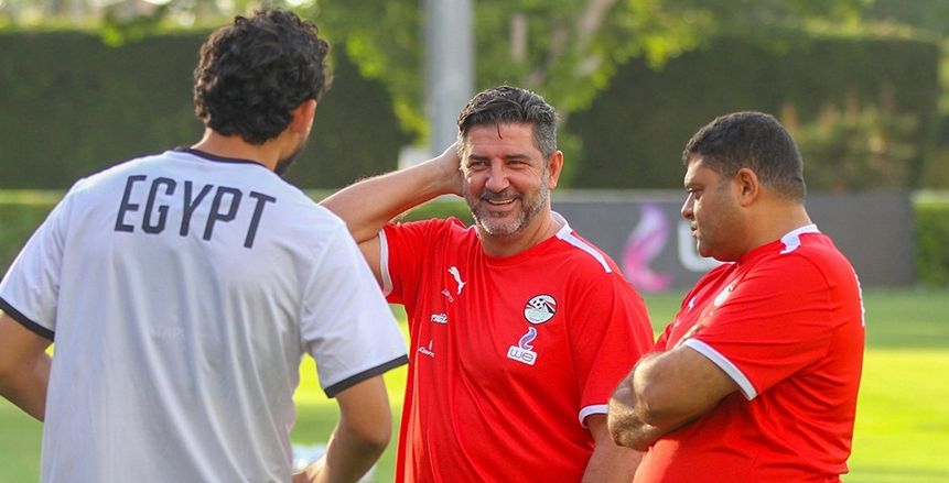 جلسة بين حازم إمام وفيتوريا بعد نهاية معسكر المنتخب
