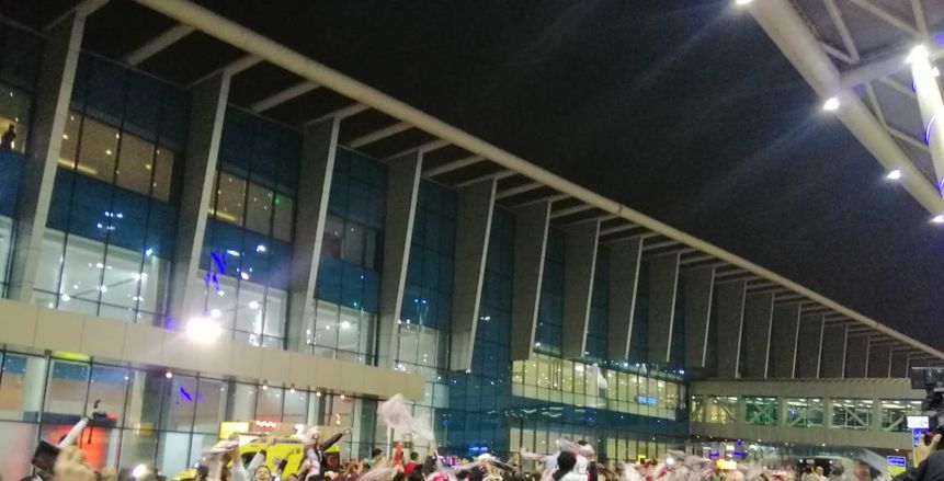 استقبال رسمي وشعبي لبعثة نادي الزمالك بمطار القاهرة الدولي
