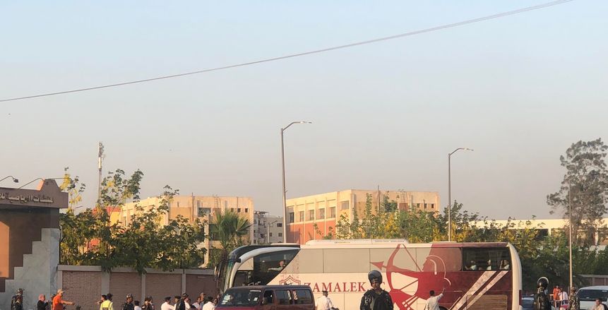 وصول حافلتي الزمالك وبيراميدز إلى ستاد القاهرة «فيديو»