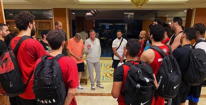 الخطيب يؤازر "رجال سلة الأهلي" قبل مواجهة الاتحاد