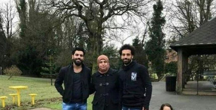خاص.. والدة محمد صلاح وراء غيابه عن حفل "كاف" للأفضل في أفريقيا