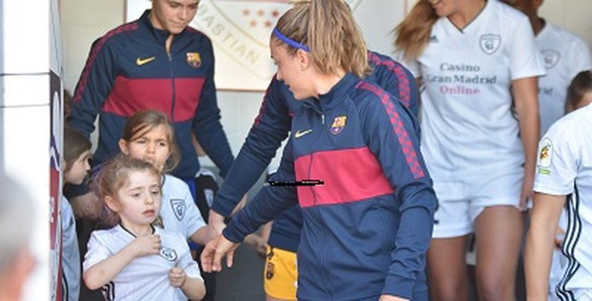 ريال مدريد يكافئ طفلة بكت رفضا لمرافقة لاعبة برشلونة في "كلاسيكو السيدات"