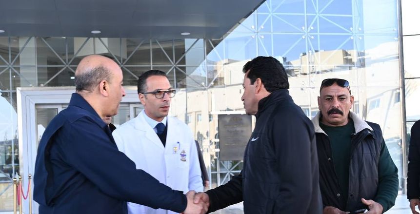 وزير الرياضة يزور لاعب الزمالك السابق بالمستشفى للاطمئنان على حالته الصحية