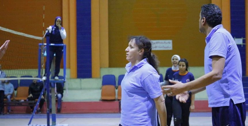 تهاني طوسون مشرفا على الكرة الطائرة بمركز شباب الجزيرة