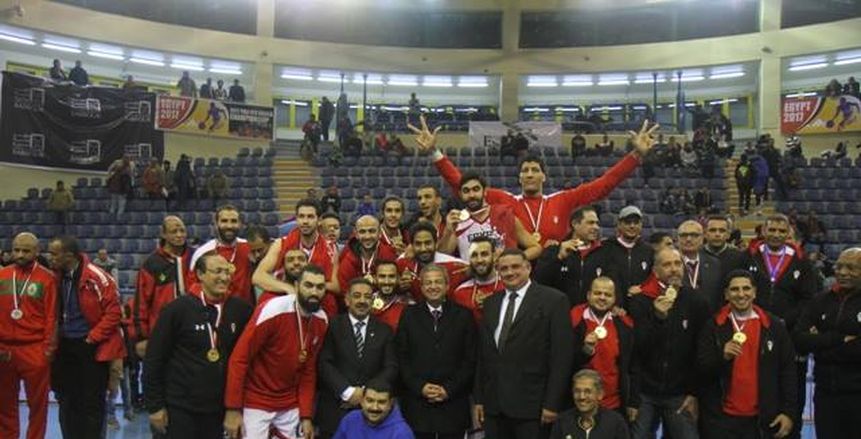 بالصور| وزير الرياضة يسلم كأس البطولة العربية للمنتخب المصري