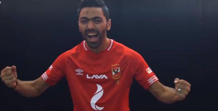 بالفيديو والصور| الأهلي يُعلن عن قميصه الجديد