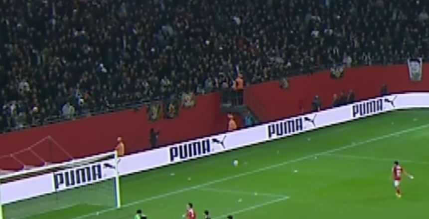 رد فعل مفاجئ من لاعبي الأهلي بعد إلقاء جماهير الجيش الملكي زجاجات مياه