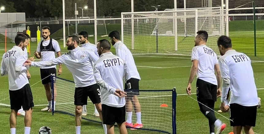 منتخب مصر «كامل العدد» استعدادا للجزائر.. ووجبة عشاء في أحد مطاعم الدوحة