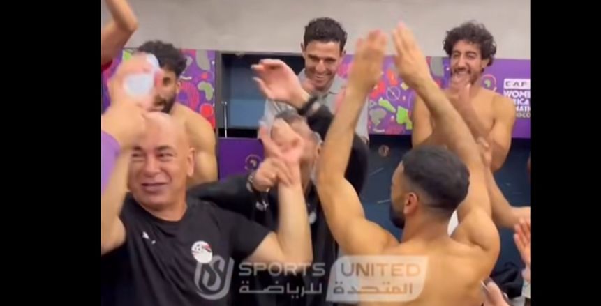 ارقص يا عميد.. رقصة التأهل بين صلاح وحسام حسن تخطف الأنظار (فيديو)