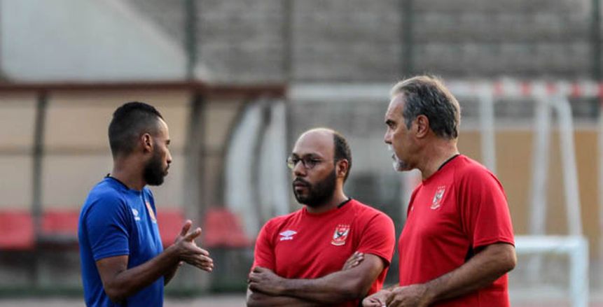 لاسارتي يكشف للاعبي الأهلي نقاط ضعف بيراميدز.. وفقرة خاصة للضربات الثابتة