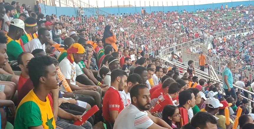بالصور| تزايد أعداد الجماهير في استاد الدفاع الجوي قبل لقاء الجزائر والسنغال