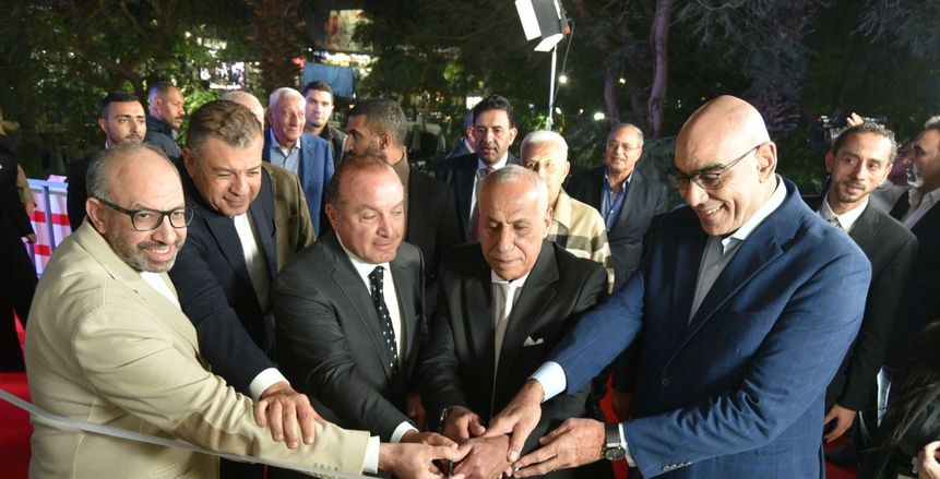 حازم إمام يسلم حذاء «التتويج بالبطولة العربية» لمتحف الزمالك الجديد