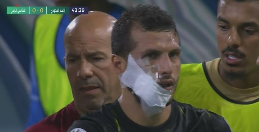 إصابة قوية لطارق حامد في مباراة الاتحاد والصفاقسي.. ورد فعل بنزيما