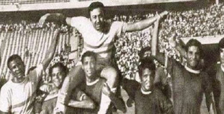 قصة صورة.. لاعبو الأهلي يحملون الثعلب حمادة إمام على الأعناق