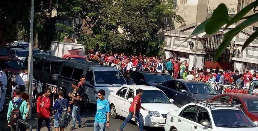 بالصور| ازدحام جماهيري في محيط النادي الاهلي بالجزيرة