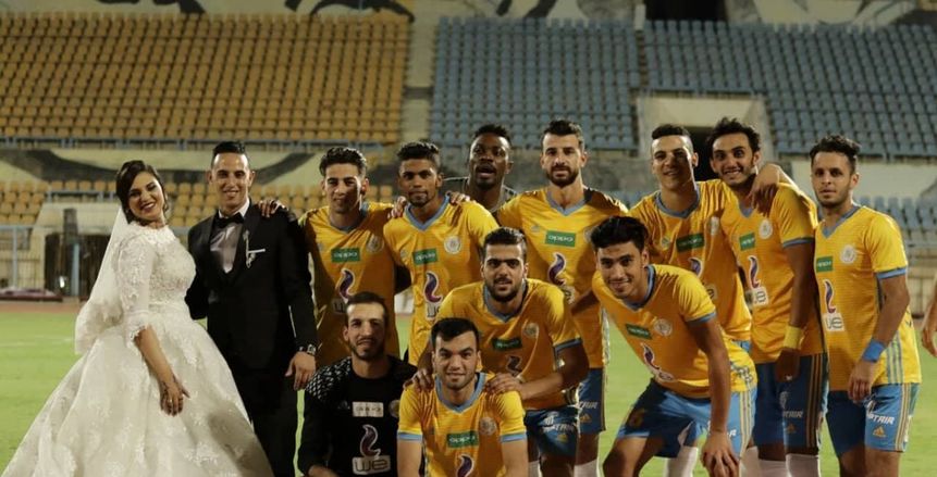 عروسان يحتفلان بزفافهما في مباراة الإسماعيلي وأهلي طرابلس الليبي الودية