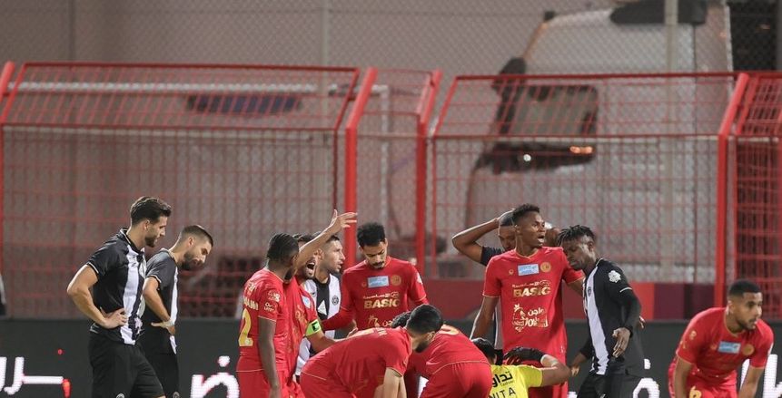 لاعب الشباب السعودي يسقط أرضا بعد بلع لسانه في مباراة ضمك (فيديو)